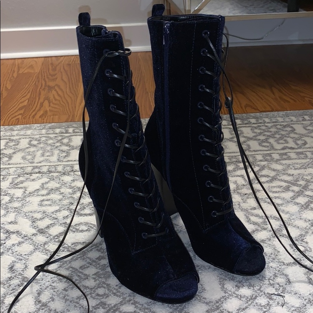 Blue velvet mid height boot